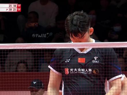 2023杭州世界羽联年终总决赛,刘雨辰欧烜屹2:1强势逆转谢定峰苏伟译,顶住压力第三局22:20拿下,太燃了!!#羽毛球 #羽毛球精彩片段