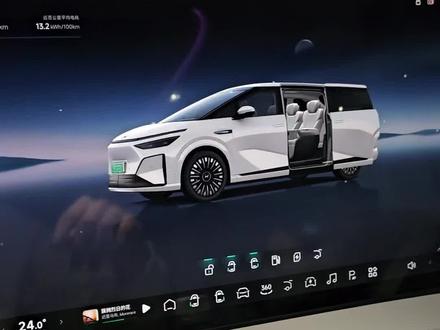 家人们谁懂啊!小鹏X9增程版提车满40天,已经跑4300km了🚗
本来沉浸在大空间和智能驾驶的快乐里,结果一个不小心,前保险杠直接磕了😭
心疼到跺脚,但也意外解锁了一个日常驾驶超实用的功能!
👉重点划重点!方向盘上的「模式切换按钮」,自定义后能快速调节悬架高度!
之前完全没在意,磕了之后研究,发现遇到坑洼路面、过减速带或者上马路牙子的时候,一键调高能避开好多剐蹭风险!
💡浅浅提个小建议给小鹏:
中控屏的"能源模式"的快捷按钮,如果能开放更多功能就好啦~比如“强制保电”和“强制纯电”
有没有X9车友分享下你们的隐藏技能?或者有用车方便的问题评论区交流下经验呀!
#小鹏汽车 #小鹏x9 #小鹏x9超级增程 #用车技巧