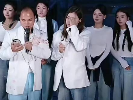 刘旦旦在直播间里,讲述表妹家境和身世的视频片段 #直播录屏#刘旦旦#刘旦旦表妹#叙述#身世@刘旦旦 下午5点项城火车站 @刘旦旦表妹 @