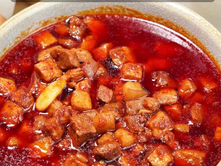 云南米线帽子【焖肉】详细做法快来抄作业 米线好不好吃帽子很重要,这个焖肉是我家一直用的配方,喜欢吃米线吃面条的朋友可以试一试
食材准备:前腿肉、大蒜、姜、云南老酱、八角、草果、砂仁
制作过程
1:前腿肉切成块冷水下锅煮到筷子可以插穿,捞出放凉,肥瘦肉分开切成拇指大小的丁(小贴士:前腿肉有颈膜,肥瘦肉都有,炒焖肉软烂的同时又Q弹,煮肉的汤不要倒)
2:锅里面放油(不用太多,肥肉里面还有油脂)放入大料(八角、草果、砂仁)炒出香味,加入肥肉炒出部分油脂,加入瘦肉、大蒜翻炒两分钟(瘦肉看起来有微微的焦边)加入老酱炒出红油(大概两分钟)
3:加入煮肉的汤,中小火焖煮30分钟(时间充裕可以焖1小时)就可以出锅啦
云南焖肉是我非常想推给大家的肉酱,平时用途比较多,炒饭、拌饭、吃米线面条、夹馒头、开烧烤都超级香
#焖肉 #云南米线 #米线帽子 #炸酱面 #肉酱