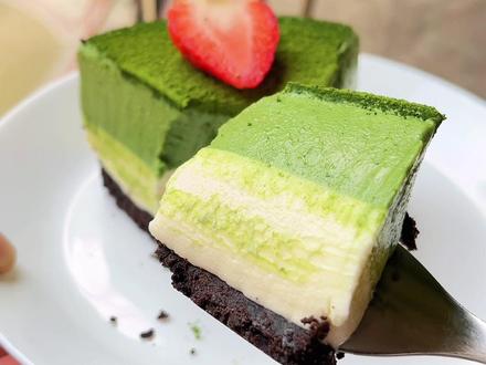 家里有酸奶就可以做的抹茶蛋糕 ,吃起来冰冰凉凉,入口即化 真的像在吃抹茶冰淇淋#笑容加儿童电动牙刷 #笑容加Q20#抹茶慕斯蛋糕#简单美食