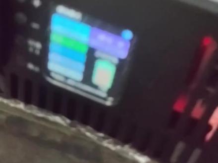 分享金箭封神1100改快充原声 金箭沃悦74v110a原厂锂电,电池充电口是xt90母头的8awg线,输出控制器的线是6awg线上都写的很清楚25a以内是质保范围超过出问题不保最大支持84v55a充电就是一个大炮。两种方式:一种控制器接线走放电的主线充电开多少a都可以。第二种买xt90一转二的线接电池充电线分出来两路一路接原装口第二路自己在开个口或者走坐桶出来,或者不保留原来的充电口买xt90带盖母头/尾线公头改了充电口。我买的埃迪森30a可调以为声音会小点这个声音我还是接受不了,退了准备换大炮这声音我不如换大炮能调风扇转速声音小点买个再买个交直流取电器充电桩也能充50a大炮850+取电器400。#金箭封神1100#电动车快充 #本富充电器 #埃迪森充电器 #华为大炮