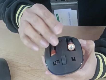 惠普鼠标是怎么开盖更换电池的?