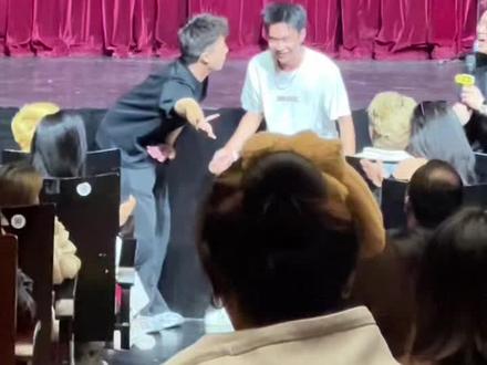 #脱口秀二狗 #一支麦脱口秀#粉丝互动现场
昆明398场,不止做牛马还要记录美好生活#跪哥