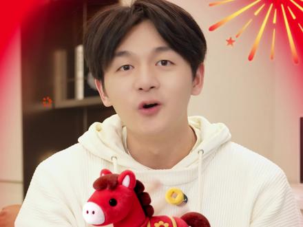 壁纸电视哪家强? 创维第十代壁纸电视A7H与A7H pro
相同点:均为3.9cm超薄机身+100%无缝贴墙,搭配90度直角画框,融入家装如挂画;搭载新一代哑光屏显pro,不反光、有油画肌理,支持1000+大师名画更换及AI原画显示2.0;采用第四代酷冷散热系统,分散元器件+超薄纳米散热片,长时间使用稳定;
核心区别:A7H pro搭载变色龙AI画质芯片S7,背光分区、峰值亮度翻倍,AI精准调教画质,2K片源可呈现4K效果;音响为7.1.2哈曼全景声双回音壁,搭配sky-sound音质芯片,沉浸感拉满。A7H为2.1声道哈曼双回音壁,无AI画质芯片,画质、音效满足日常追剧、听音乐需求,性价比更高。#壁纸电视#创维a7h #创维a7hpro #创维电视#电视推荐