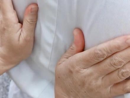 柔性智能整骨调理高低肩手法,双手沿着肩甲内侧缘下滑至肩甲下角比出高低,拇指压住高肩甲骨内上缘利用呼气吸气调高肩