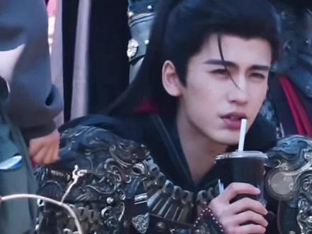 敬自己的传奇经历#第一杯敬自己 #抽象 #张凌赫#命苦