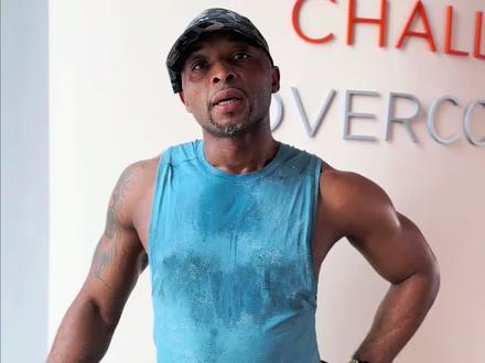 运动喘不上气?先来学怎么呼吸‼️
腹式呼吸是一种深呼吸的方式,其实就是利用腹部的肌肉来进行呼吸。
通过深呼吸,我们可以让身体摄入更多的氧气,同时也能让我们更好地将二氧化碳排出体外,减少疲劳感。
掌握正确的腹式呼吸,可以让你的运动效果更佳🏋️
#运动健身 #腹式呼吸 #健身 #健身干货 #抖音全民健身计划 #减肥逆袭