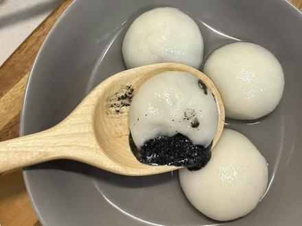 出息啦!今年冬至吃上自己做的黑芝麻流心汤圆啦!皮薄馅儿多,做法也是极其简单。#冬至 #自制汤圆 #抖音美食创作者 #黑芝麻流心汤圆 #抖音生活观察计划