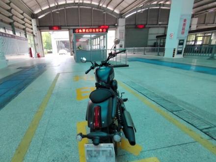 摩托车的牌照是你自己去上的吗?可能禁摩原因,上牌人不多流程很快。#摩托车 #大玩具 #风和自由 #心爱的小摩托 #安全骑行头盔必须戴