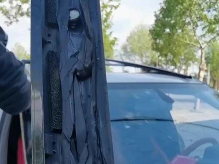 众泰T700👉一把勾刀 一把长柄美刀搞定!拆卸注意点分享:两侧黑化包边是胶粘的不是卡扣!小心拿捏、放心划拉!