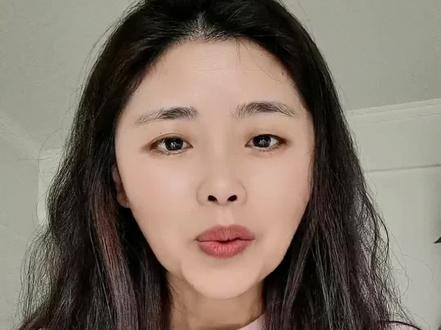 买了一件和自己穿衣风格不太一样的衣服,不知道留还是退?不想打开衣柜看到的都是运动和冲锋衣了#与辉同行#兰知春序#对白#春装#好物推荐🔥