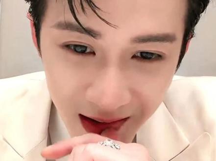 檀健次320独宠小炭火的浪漫 谁又幸福了我不说 檀健次空降超话 零点卡点发布320小屋生日蛋糕
做了专属小炭火的卡通形象 成套表情包 小炭火雨
还取了个英文名:T-HooHoo (冠夫姓)
还有专属生日新歌《宠》定时下午3:20 320 还是15:20 要 我爱你 你 我爱你 520 就一个字 宠!宠的不能再宠了!
还有什么我没发现的好玩的呀~(暗中观察)#檀健次 #檀健次独宠小炭火的浪漫 #檀健次320蛋糕 #小炭火生日 #檀健次好宠