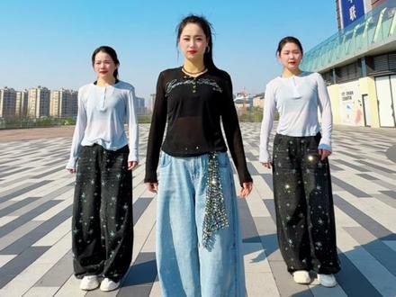 创动感新舞《我可以抱你吗》上线✨
暂时告别抒情,全程高能炸场
首次搭档雪姐姐×香蕉🍌妹妹
节奏踩满,快乐翻倍💃#我可以抱你吗 #动感卡点 #原创编舞 #最潮广场舞 #广场爵士