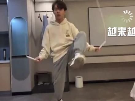 2月17日,内蒙包头川传艺考生展示花样跳绳,网友:就差给腿编起来了#跳绳