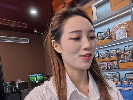 父母跟孩子的时间很小
只装得下我们
我们的世界很大
却总是忽略了他们
有时间多陪陪他们#爸妈