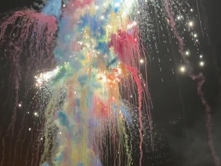 不知道石门街哪个有钱人放的七彩祥云 整个天都亮了 太美了#七彩祥云 #烟花