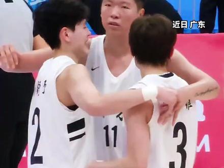 广东女篮夺冠后,杨舒予杨力维与妈妈相拥而泣“相信爸爸也看到了”两人父亲上月因病去世#杨舒予 #杨力维 #感动瞬间 #亲情 #父爱 @Pennylee @图图的烤地瓜