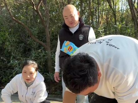 这个视频在1月20号之前就拍摄.剪辑完毕,压了1个多月今天才发:大概在砍三角梅的第三天,有位江西的粉丝朋友想要三角梅的老桩,联系了老三,我们拍下了整个过程,希望它的生命能得到延续….. #暖心#一家人在一起就是幸福#记录真实生活#日常vlog
