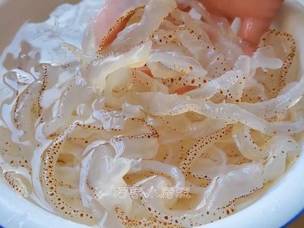 海蜇这样泡发才正确,大厨详细讲解处理过程和做法,太实用了 #泡发海蜇 #海蜇丝 #美食