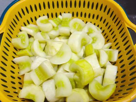 教你广西黄瓜最新做法,酸脆开胃,简单易学 #广西黄瓜皮做法 #黄瓜的神仙吃法 #美味下饭菜