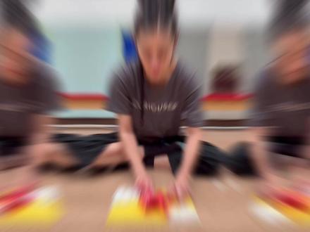 周末亲子手工:超酷的纸飞机!一学就会! 降温的周末不想出门?不如孩子一起在家做手工吧~🌤️
今天Marisa老师带来一个简单又可爱的纸板小飞机,
材料家里随手可得,孩子一定超喜欢✈️
🪄 制作步骤也超简单:
1️⃣ 把厚纸板条对折粘好,做出飞机“机身”;
2️⃣ 用细纸板条剪出“机翼”和“尾巴”,粘上去;
3️⃣ 加上活动眼睛,给飞机一点“小个性”;
4️⃣ 贴上云朵剪纸,用棉花球做出蓬松的“天空”;
5️⃣ 最后把小飞机贴上去,看它“起飞”吧!☁️
具体过程请看视频呀!
✂️在动手的过程中,
孩子不仅能练习专注力和手部协调,
还能发挥想象力,探索空间与形状的变化。
👩👧👦 对家长来说,这也是一次温馨的亲子时光——
聊天、合作、分享创意,让“陪伴”变得更有意义💛
#英式早教 #亲子手工 #趣味手工 #亲子周末 #宝妈日常