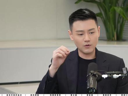 欧莱雅中国“0号员工”兰珍珍,如何推进中国美业发展30年? 美,不仅是皮囊的修饰,更是一场关于自我觉醒的盛大叙事。
从90年代上海街头的灰黑衣着,到外滩第一块红色广告牌;从被视为“不正经”的一头红发,到如今“一人千面”的自信绽放——这不仅是欧莱雅在中国深耕三十余年的商业版图扩张史,更是一部中国社会审美从内敛走向奔放的进化论。
作为欧莱雅中国的“0号员工”,兰珍珍亲历并推动了中国审美从内敛走向多元,她提出“新龄美”理念,在AI时代坚守“人的温度”。
今天,让我们跟随她的视角去探寻:我们该如何“创造美丽”,让美成为一种生产力,一种文化,乃至一种生生不息的生命力?
#欧莱雅 #兰珍珍 #美业 #创造美丽 #欧莱雅战略会