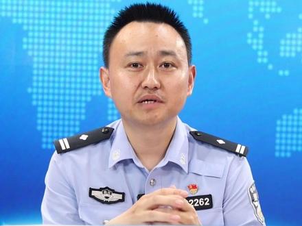 不要眨眼!18秒看看民警变了几张脸#换脸 #反诈