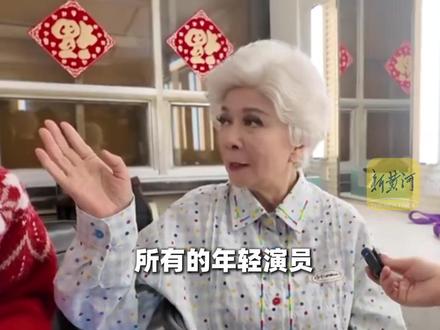 创始人讲述制作蔡明仿生人经过:请了30年前蔡明扮演机器人时的化妆师。蔡明:后台年轻演员路过都跟它打招呼(剪辑、运营:王瑞琦)#2026温暖中国年