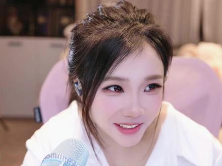 豆包。直播间的大哥刷礼物 想让我吐槽他,你说我怎么吐槽他? #林思琪 @林思琪