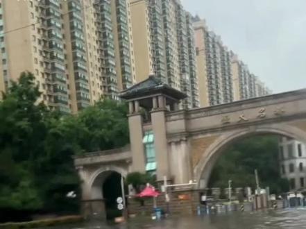 淮北市大雨倾盆,水漫全城,做好防护措施,出行注意安全!