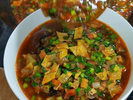 家常版酸汤素臊子面,面条筋道,每次都要把汤喝完才过瘾。