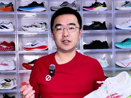 【真实测评】安踏二区心率90 大俊评分:90分
颜值10分 论颜值安踏就没输过
重量10分 42码单只重量183g
缓震9分 前28后34 很软容易踩透
回弹10分 氮90泡棉 超软超弹
透气性9分 小孔但轻薄
耐磨7分 不算很耐磨
防滑8分 日常马路没问题
稳定性8分 楦宽但比较软
舒适性10分 细节好,无异物感
价格9分 目前400+
#马拉松跑鞋大测评 #创作者中心 #创作灵感 #跑鞋 #二区心率90