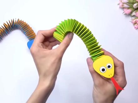 我们一起来折一条可爱的小蛇吧,看起来像真的一样! #手工折纸 #小蛇手工 #亲子手工 #手工DIY