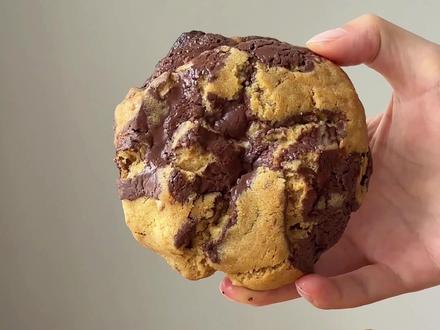 搅一搅就能复刻据说世界上最好吃的曲奇! 巨巨巨好吃!吃到这个曲奇真的惊艳到了!
tips:
核桃提前烤过,170度烤8分钟
黄油提前拿出来室温软化就好,我省时间直接烤箱化开所以有点融了
糖是已经减过了,吃起来甜度适中,可以根据自己口味调整
拌匀可以用手拌,拌黄油可以用打蛋器,怎么方便都行
有人做的是170克一个的,这个130克已经很大个了,5个两个人都吃不完~
这个配方还是很好做的,很简单,新手大概也翻车不了,好好吃,一定要试试哦~
纽约大曲奇配方:
黄油100g(室温软化)
红糖50g
白糖30g(糖已减)
常温鸡蛋一个(约50g)
低筋面粉170g
盐1.2g
小苏打1.6g
泡打粉1.6g
核桃100g(提前烤过更香,170度烤8分钟)
巧克力150g(可可浓度70%)
烤箱温度:上下火180度烤20分钟
#纽约大曲奇 #曲奇 #自制饼干 #烘焙