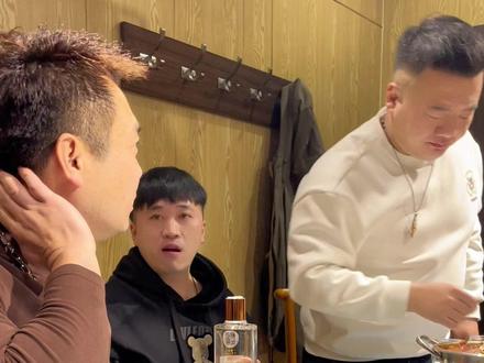 酒桌上逃酒被发现后!#搞笑#搞笑视频 #小葛哥#干杯🍻