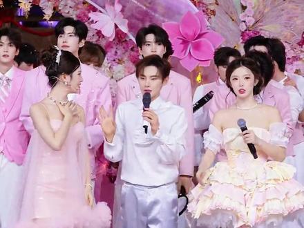 520龙瑶双向奔赴,妹妹以为自己没礼物,结果被“整哭”了! #龙浩天 #ai瑶瑶 #龙浩天大舞台 #龙浩天妹妹