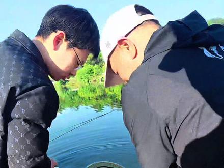 粉饵和泡泡球分段使用 看我如何盘老板! #上热门 #原来钓鱼才是抖音运动顶流 #鱼栖林极轻鲢 #极轻鲢鳙二代 #民间艺人攻鲢手浮漂