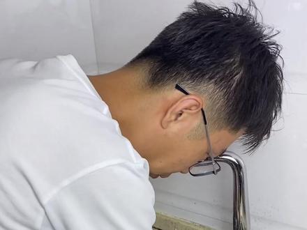 简简单单刷个碗,就四个字,物见本色铁见光#做家务的男人 #刷碗 #我的生活日记