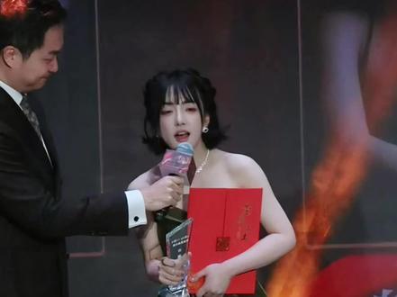 论一个吃货上台领奖……