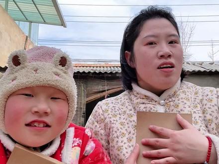 挑战做20个马年手工—15新年糖果抽抽乐
今天和小米用卡纸做新年糖果抽抽乐,随手抽一抽,吃穿不用愁,成品好看又好玩,过程简单治愈,锻炼手眼协调,增强专注力,带娃行动起来,亲手准备过年仪式感。#马年手工 #新年氛围感满满 #年轻人的春节手工年货大赏 #亲子手工 #年味越抖越有劲 @抖音创作小助手