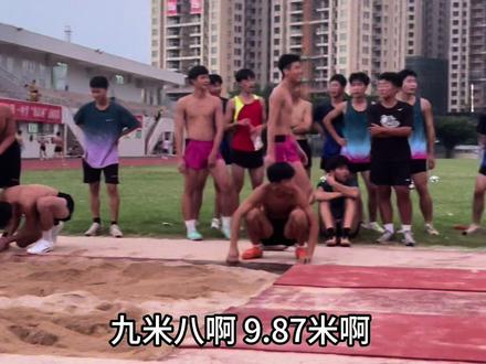 这哥们太有实力了,10.4米差点干不过他#体育生 #突袭校园 #不会飞的体育生