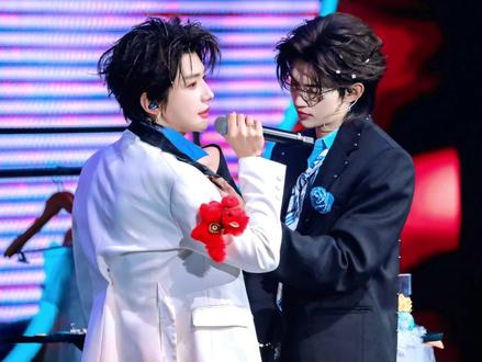 记录~关于全场怂恿高嘉辉拿头纱~可爱版嘉辉骑马~“我不会系领带耶~”“跟你们唠个闲嗑”~67的腰围戴上了口水巾~还有“他给我花撇了~”#神级现场 #演唱会 #向全世界安利