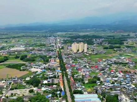 孟定镇,位于云南省临沧市,地处云南省西南部,“孟定”在傣语中的意思是“弹琴的坝子”,与缅甸接壤,边境线长47.35公里,距昆明802公里。有佤、景颇、德昂、回等22个民族,截至2020年11月1日零时孟定镇常住人口为90715人。 孟定是耿马县所辖的一个副县级镇,国家一类开放口岸清水河口岸,总面积1100平方公里。其中坝区面积98平方公里。地形东北至西南走向,地势中间低两侧高,最高海拔2977米,最低点海拔450米。孟定镇处于北回归线附近,属典型的亚热带季风气候,日照长、终年无霜、年均气温21.7℃;年平均降雨量为1600毫米。#抖出你的家乡 #评论区看看你们的家乡 #乡愁记忆 #人间烟火最抚人心