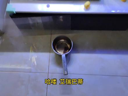 今天开始驯化滩涂鱼上手吃饭,不知道一段时间后,会有什么样的表现。期待!#滩涂鱼怎么喂好玩 #跳跳鱼喂食方法 #滩涂鱼吃食 #滩涂鱼吃什么 #饲养滩涂鱼@抖音小助手 @DOU+小助手