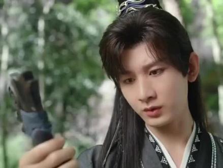 成毅新剧空降杀疯了!战损美学刷2亿,打戏摔青也值