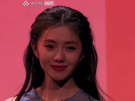 2026马年春晚的舞台上,刘浩存以一曲《梦底》舞蹈惊艳全场,成为当晚最具热度的舞台名场面。这支融合古典美感与现代科技的舞蹈,不仅让她成功“一舞封神”,更跨越年龄圈层,收获了小登与老登们的一致喜爱,成为春晚舞台上兼具实力与国民度的亮眼存在。
在《梦底》的表演中,刘浩存身着冰蓝色高定纱裙,在光影与数字分身的环绕中翩然起舞。她的动作连续旋转稳定流畅,足尖轻点轻盈灵动,手臂舒展线条干净,转身回眸间眼神饱含故事感。没有夸张的妆造与刻意的煽情,仅凭扎实的肢体控制力与自然的情绪表达,将梦境的朦胧与诗意演绎得淋漓尽致。
作为北京舞蹈学院民族民间舞系的科班生,刘浩存在这场表演中展现了“北舞严选”的顶级功底。高难度的“点步串翻”(空翻)腾空高度惊人,落地稳如磐石;90度控腿动作中,支撑腿稳如雕塑,腿部线条精准定格,被专业舞者盛赞为“每一寸肌肉都在听指挥”。#感受舞蹈魅力 #随舞而动放光芒 2026春晚#2026春晚节目