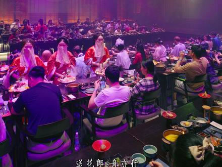 谁想到啊!吃饭现场惊现簪花郎!舟亦行的浪漫送花时刻! #礼宴巴国 #舟亦行 #送花郎 #国风 #五一重庆游玩攻略