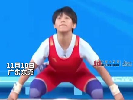 11月10日,全运会女子45公斤级举重决赛现场,福建队运动员徐璐莹杠铃脱手砸中肩颈,当场倒地受伤,现场观众瞬间惊呼。意外发生后,有观众拍到教练表情气愤,这一态度让不少网友表示难以理解,引发网友热议。 #徐璐莹 #全运会 #举重