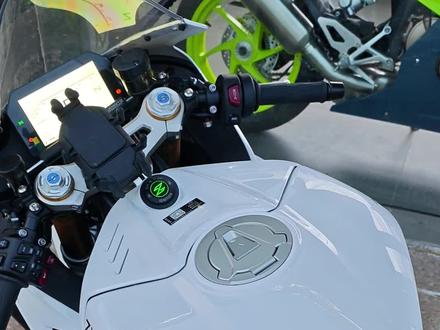 来感受一下基本上无延时的电子油门!
#张雪机车 #张雪820rr #电子油门